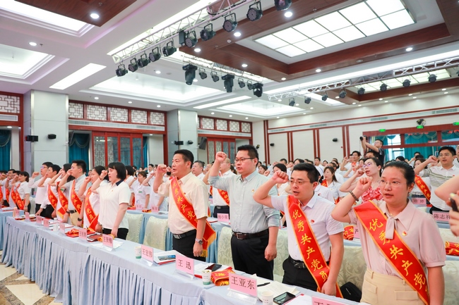 芜湖市中医医院召开庆祝中国共产党成立100周年暨“两优一先”表彰大会(图32)