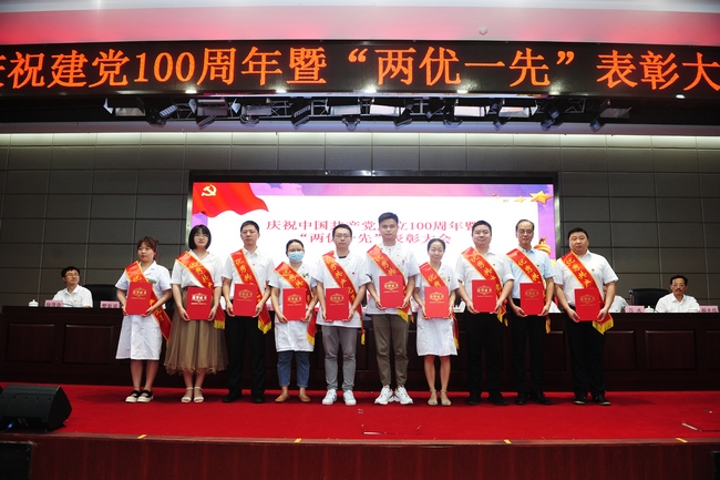 芜湖市中医医院召开庆祝中国共产党成立100周年暨“两优一先”表彰大会(图15)