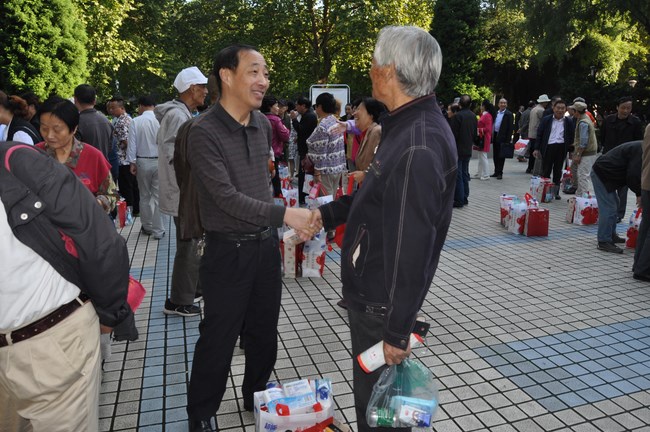 我院组织离退休职工开展重阳节游园见面会(图3)