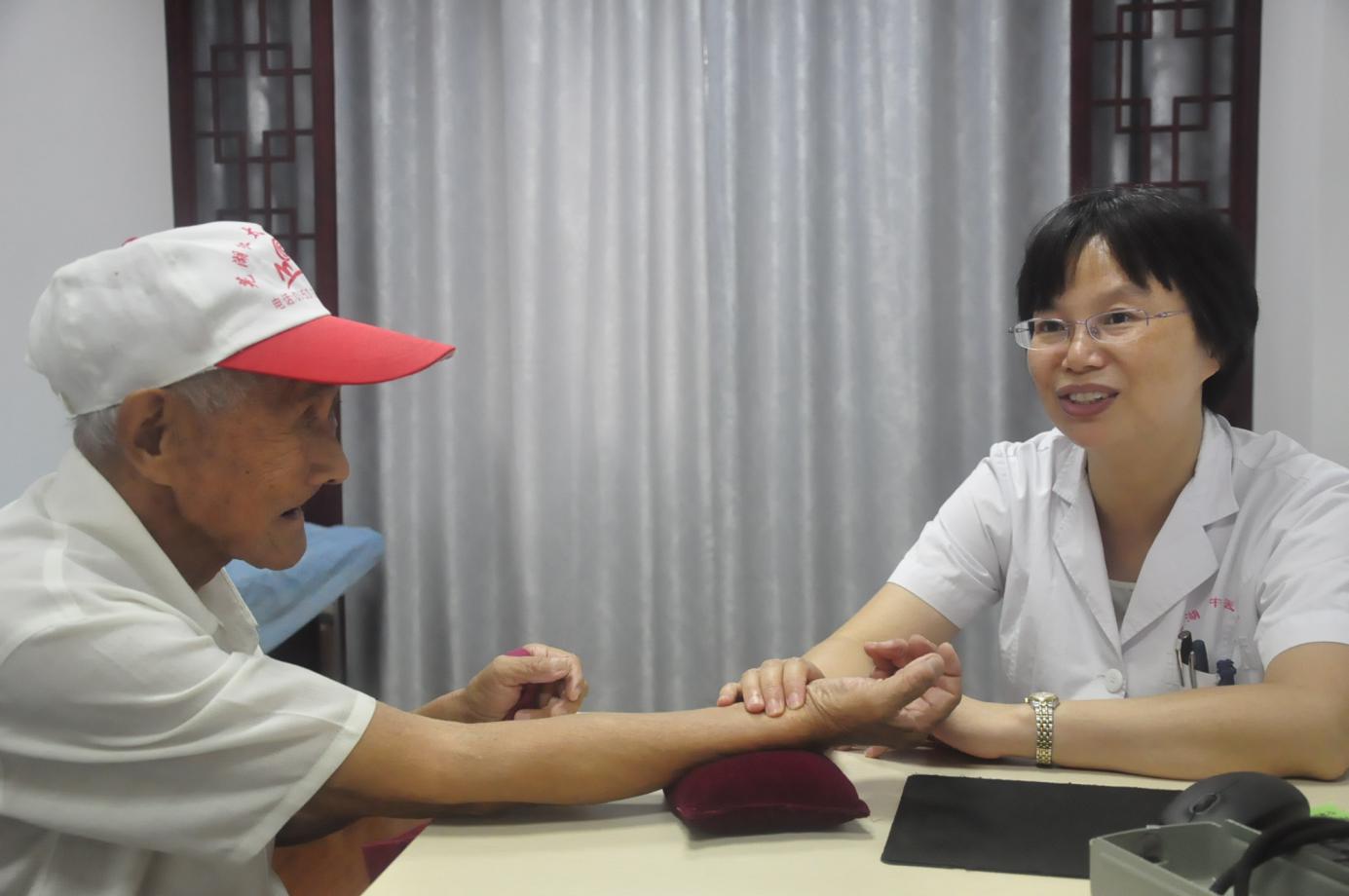 发挥中医药应有作用  彰显中医人担当作为——记芜湖市中医医院急诊内科、老年病科主任张荣珍(图1)