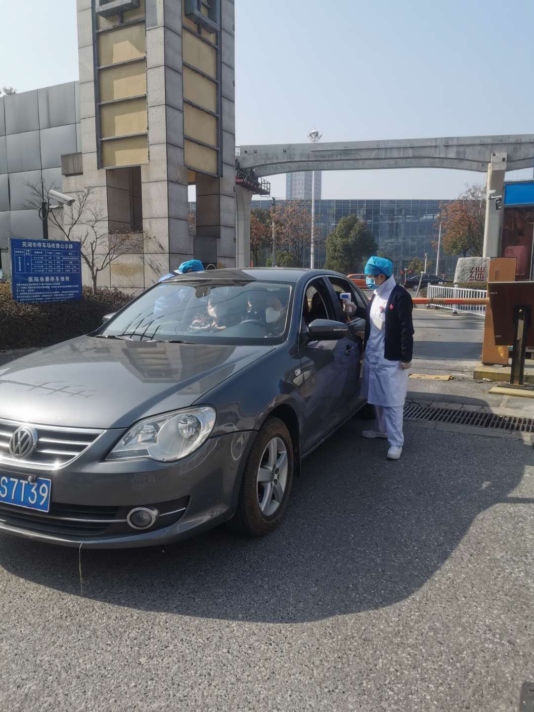 【让党旗在防控一线高高飘扬】风雨中的“守护者”(图6)