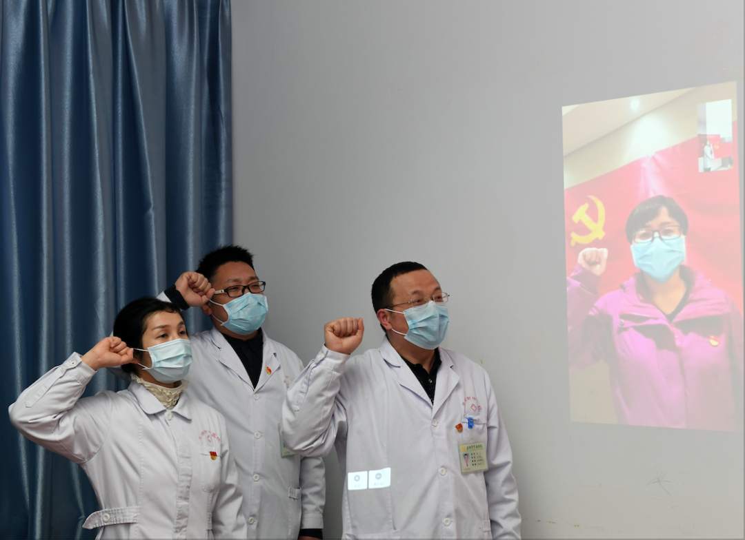 【让党旗在防控一线高高飘扬】刚刚,安徽支援湖北医疗队队员周世红“火线”入党(图3)