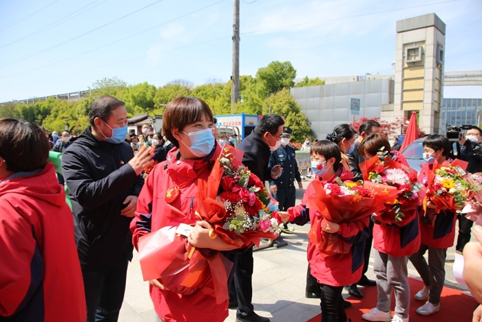 去时寒雪送 归来春花迎 芜湖市中医医院欢迎第三批援鄂医疗队员凯旋(图2)