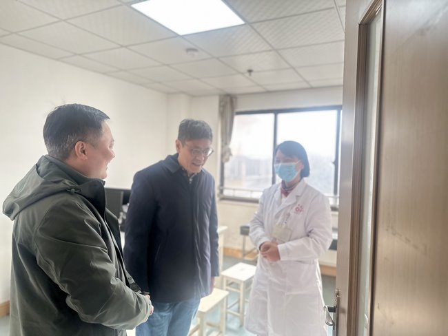 新春慰问鼓干劲 凝心聚力启新篇——院领导班子新春工作第一天向一线职工拜年送祝福鼓干劲(图1)