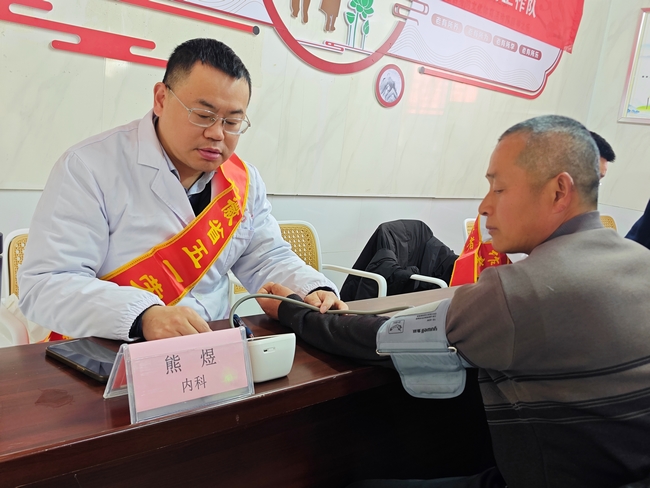 践行雷锋精神，劳模义诊暖民心——我院开展学雷锋义诊志愿服务活动(图2)